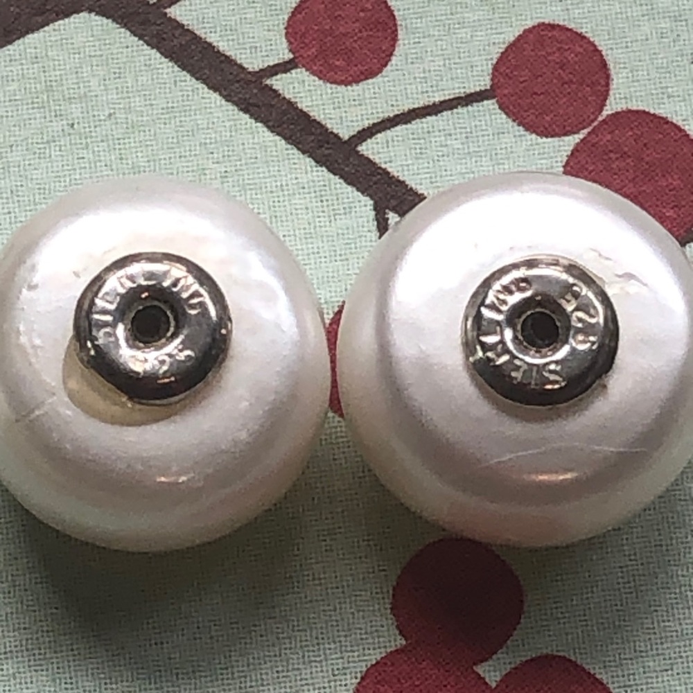 Freshwater button pearl earrings - Picture 6 of 6